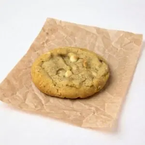MEDIUM MACADAMIA WHITE CHIP